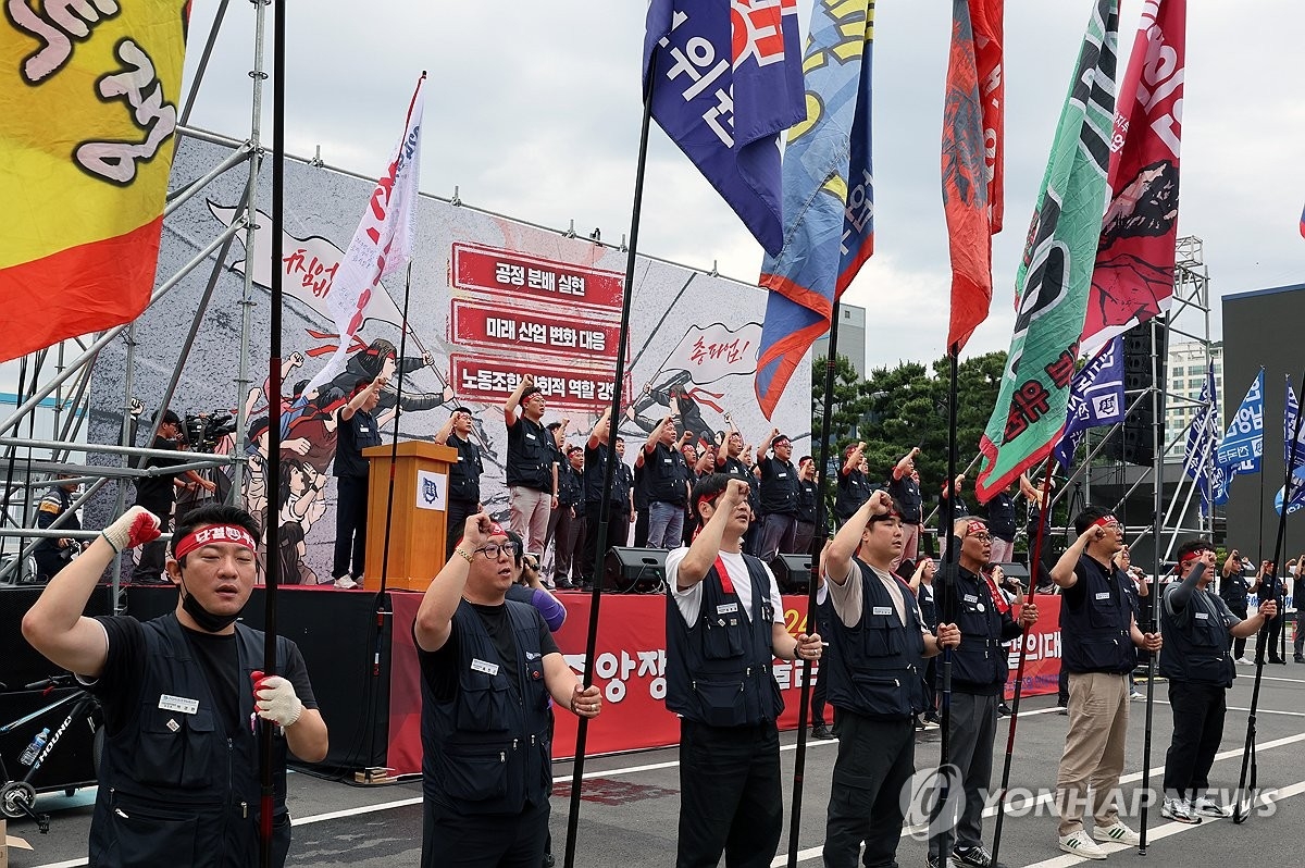 현대차 노조 집행부와 대의원들이 지난달 27일 울산 북구 현대차 울산공장 본관 앞에서 출범식을 하고 있다. 연합뉴스