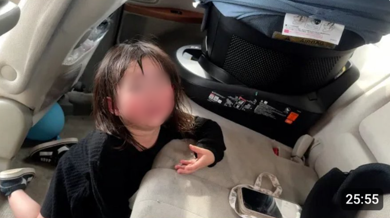 유튜브 ‘raunano_family’라는 채널을 운영하는 부부가 올린 영상 속 2살 딸 나노카가 차에 갇힌 채 울고 있다. 엑스(옛 트위터) 캡처