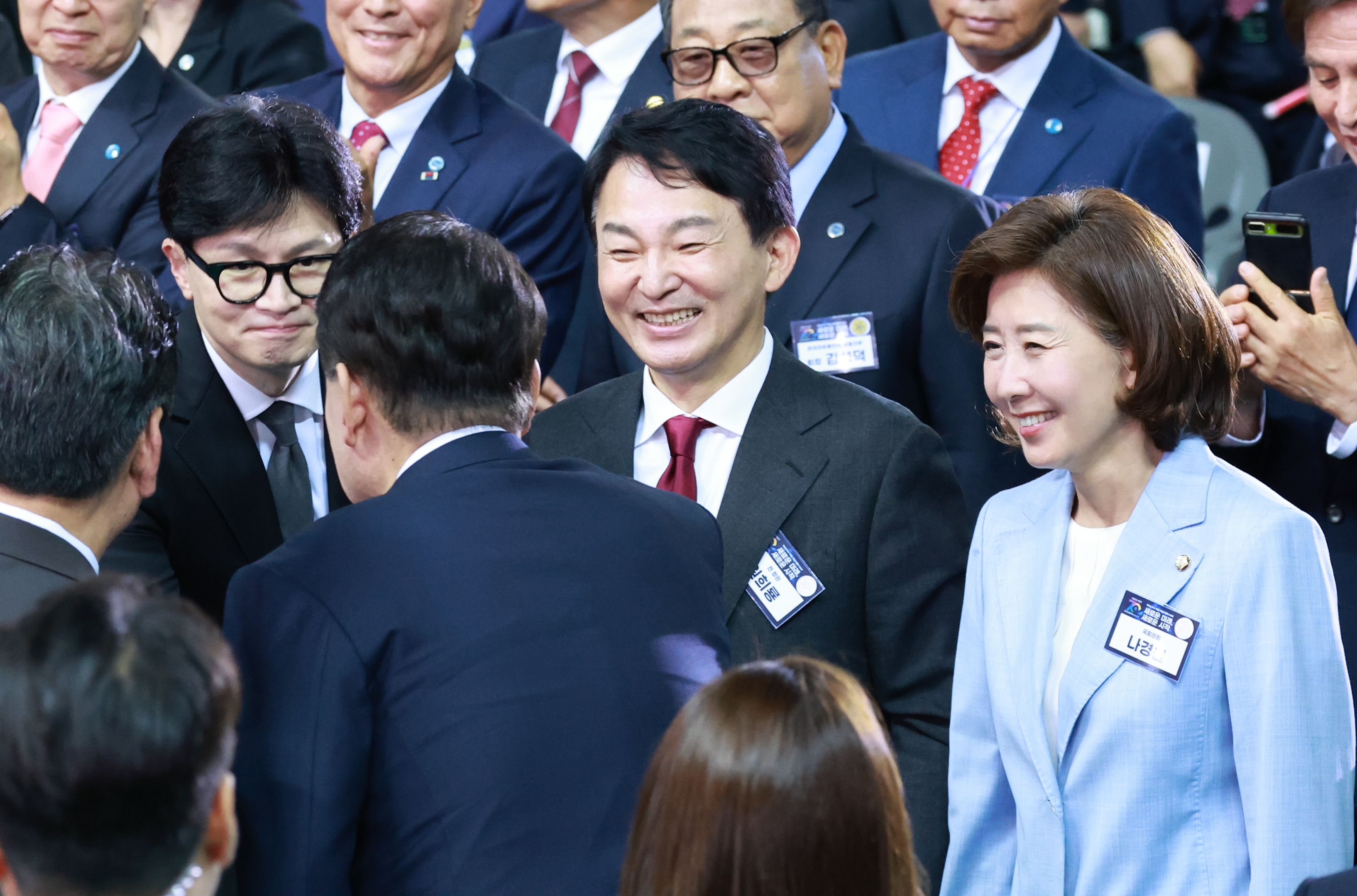 윤석열 대통령이 4일 인천 남동체육관에서 열린 한국자유총연맹 창립 제70주년 기념식에서 국민의힘 7·23 전당대회 당권 주자인 한동훈(왼쪽부터)·원희룡·나경원 후보와 인사하고 있다. 연합뉴스