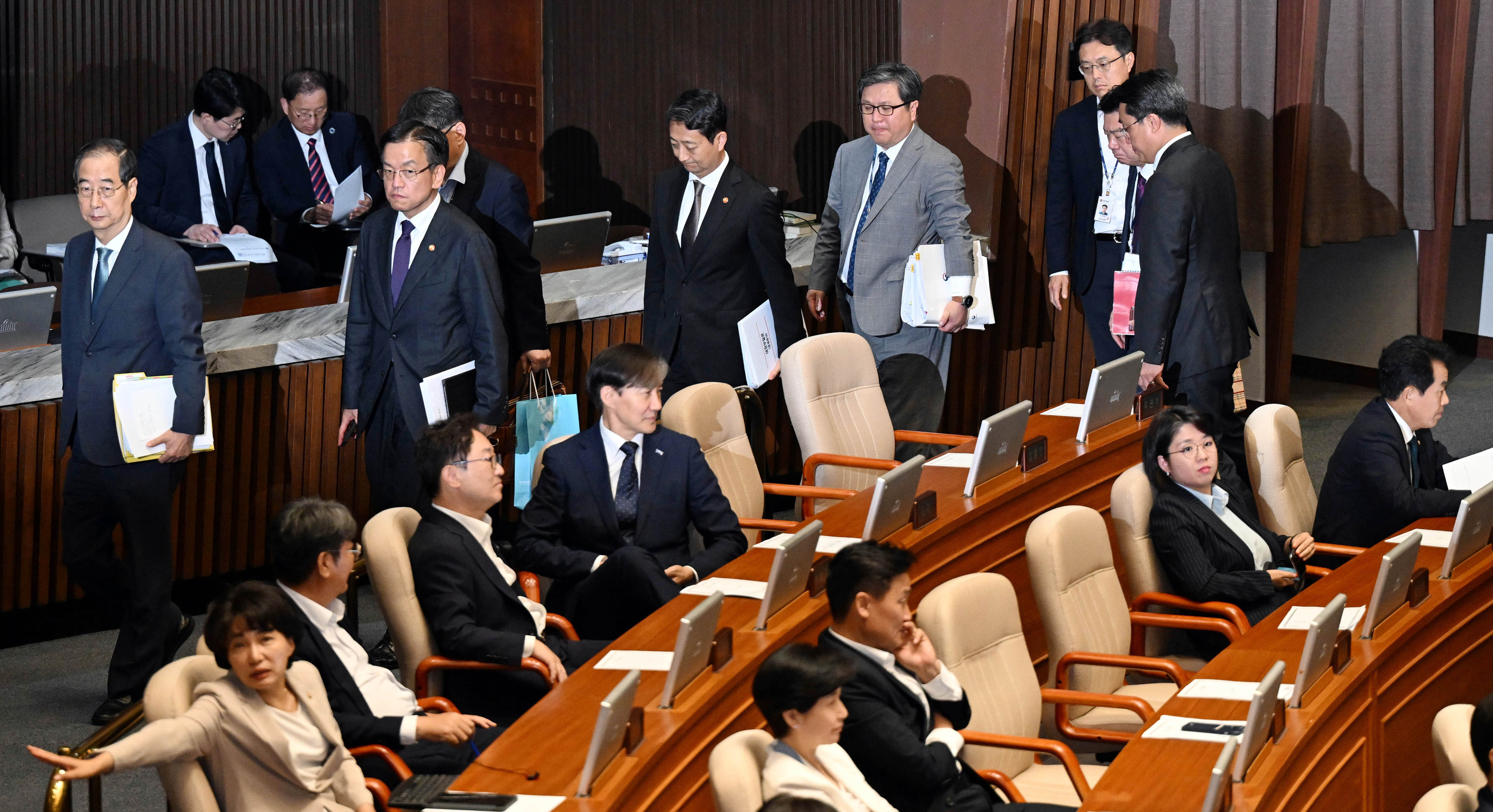 한덕수(맨 뒤 왼쪽 첫 번째) 국무총리를 비롯한 국무위원들이 3일 국회 본회의에서 대정부질문이 무산되자 본회의장을 나가고 있다. 국회는 이날 경제분야 대정부질문을 진행할 예정이었으나 ‘채상병특검법’ 상정 및 국민의힘의 ‘필리버스터’(무제한 토론을 통한 의사진행 방해) 돌입으로 무산됐다. 2024.7.3 홍윤기 기자