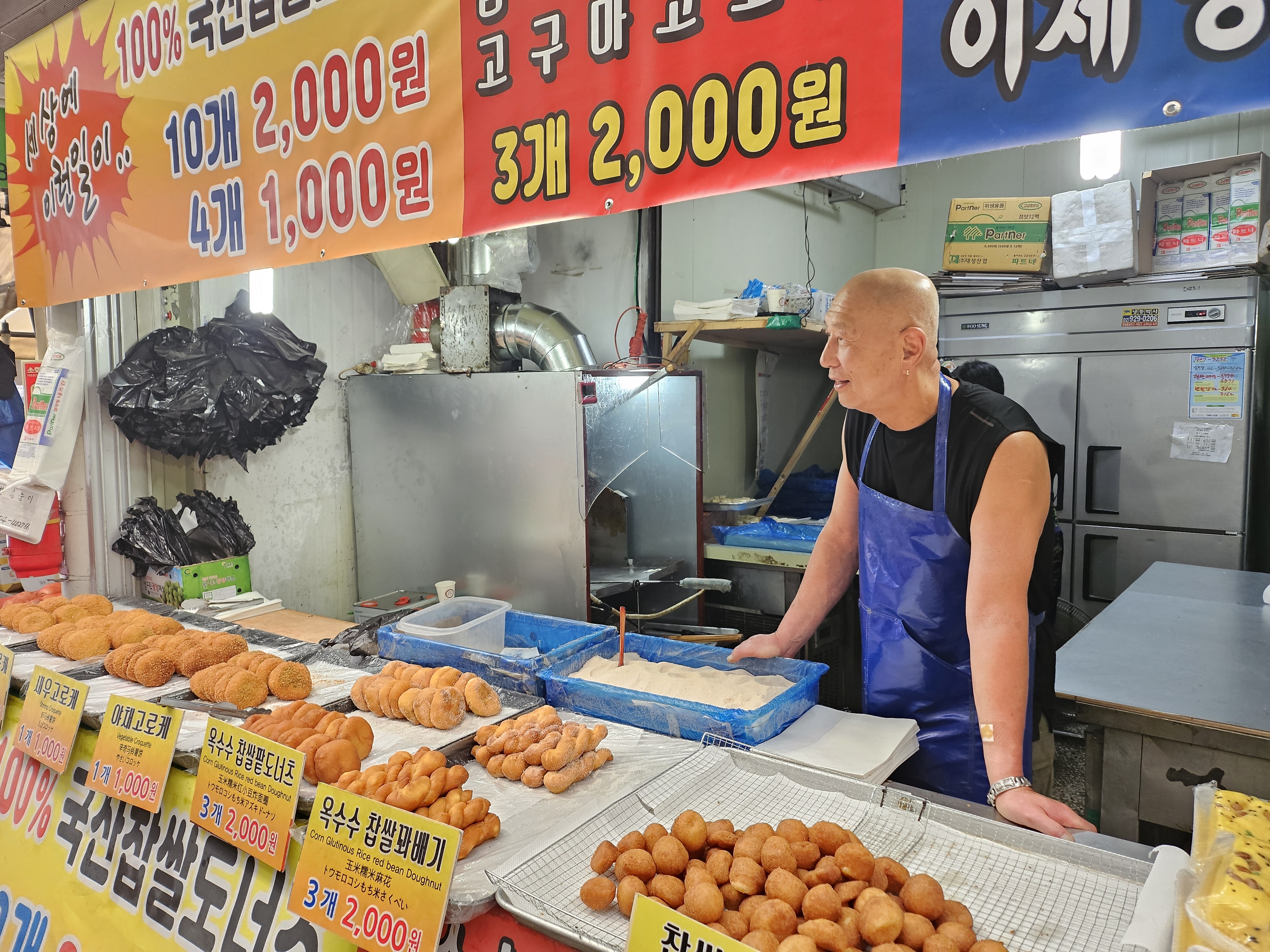 찹쌀도넛과 고로케 등을 판매하는 ‘영진상회’ 최헌태 사장이 손님을 맞고 있다.