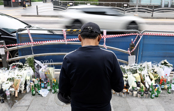 4일 오전 서울 중구 시청역 인근 역주행 사고 현장에서 한 추모객이 고개를 숙이고 있다. 지난 1일 해당 교차로에서는 운전자 A씨가 몰던 승용차가 역주행하며 인도로 돌진해 9명이 사망했다. 2024.7.4 연합뉴스