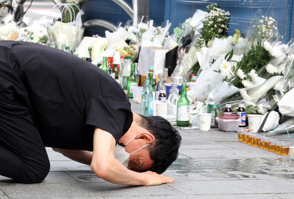 4일 오전 서울 중구 시청역 인근 역주행 사고 현장에서 한 추모객이 절을 하고 있다. 지난 1일 해당 교차로에서는 운전자 A씨가 몰던 승용차가 역주행하며 인도로 돌진해 9명이 사망했다. 2024.7.4 연합뉴스