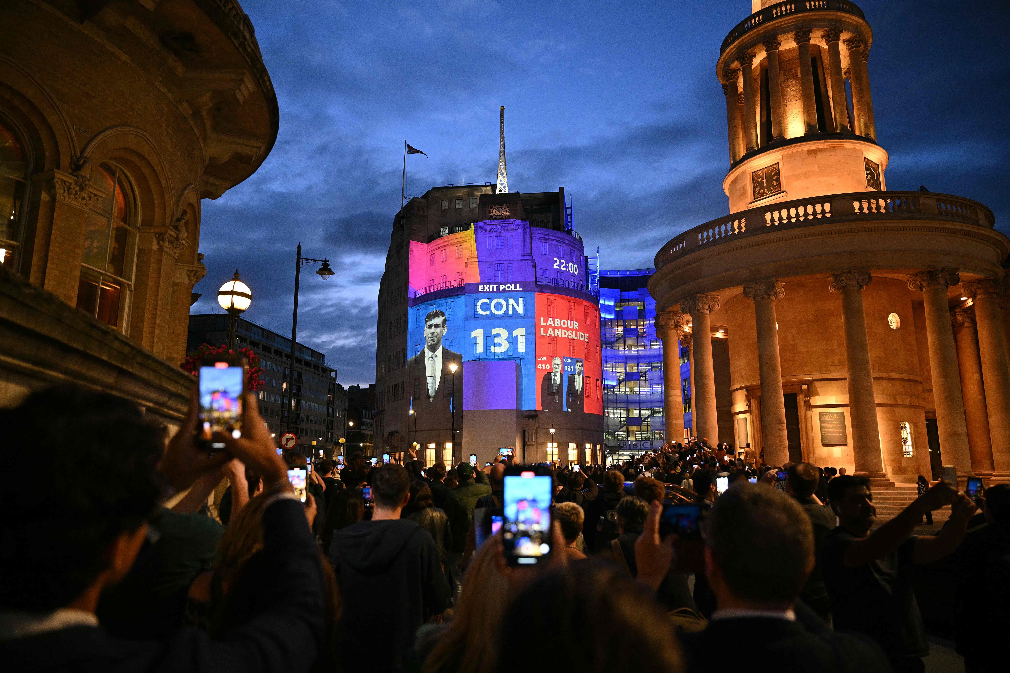 4일 치러진 영국 총선에서 노동당이 410석을 얻을 것으로 예상한 출구조사 결과가 런던의 BBC 방송국 외벽에 비춰지고 있다. AFP 연합뉴스