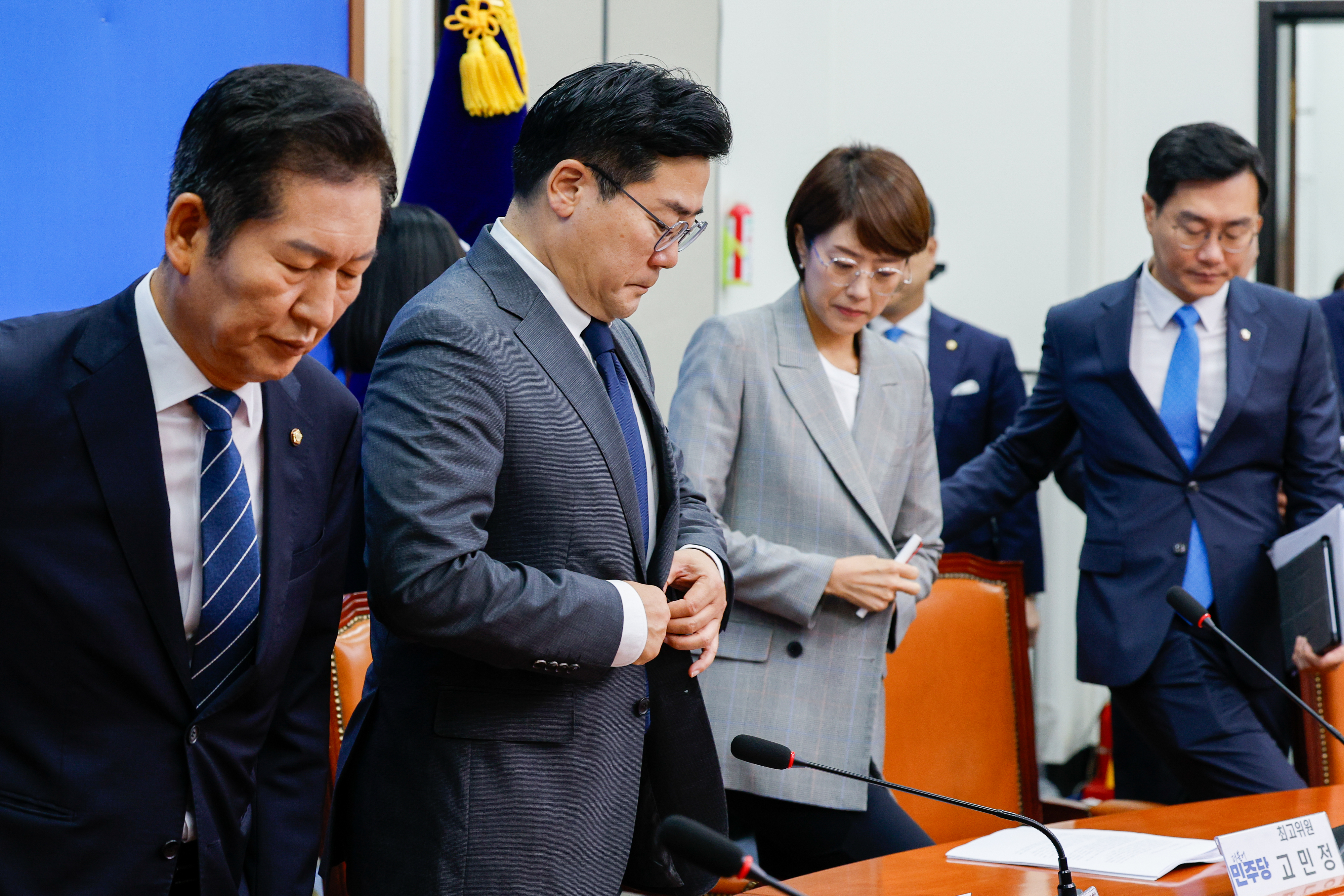 더불어민주당 지도부가 5일 국회에서 열린 최고위원회의에 입장하고 있다. 왼쪽부터 정청래 민주당 최고위원, 박찬대 원내대표 겸 대표 직무대행, 고민정·장경태 최고위원. 뉴스1