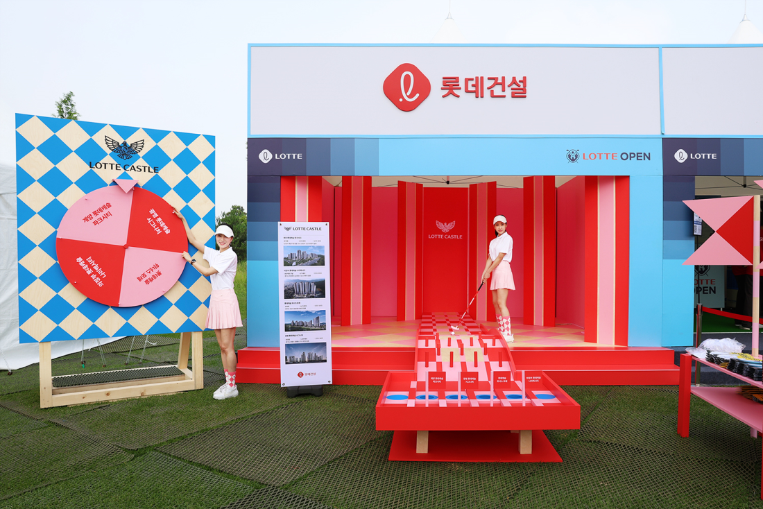 KLPGA 2024 롯데오픈 갤러리 프라자 ‘롯데건설 부스’에서 모델들이 골프 퍼팅 체험에 참여하고 있다. 롯데건설 제공