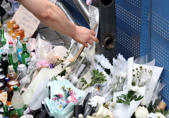 ‘시청역 역주행 사고’ 조롱 표현 쪽지 수거 나선 경찰