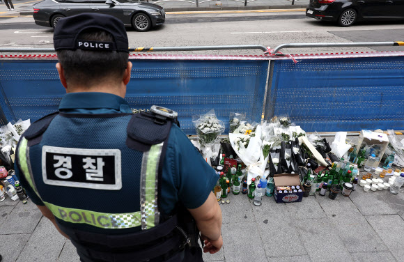 ‘시청역 역주행 사고’ 추모공간 조롱 표현 메시지 수거 나선 경찰