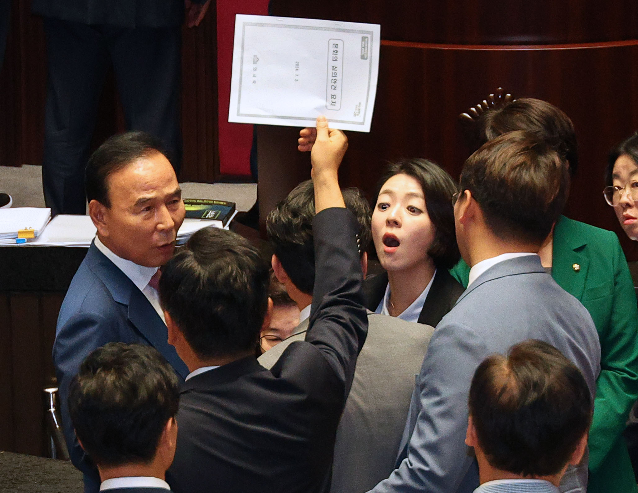 4일 오후 국회에서 열린 본회의에서 ‘채상병 특검법’  무제한토론 종결 동의의 건이 상정되자 배현진 국민의힘 의원과 진성준 더불어민주당 의원이 말다툼을 하고 있다. 2024.7.4 연합뉴스