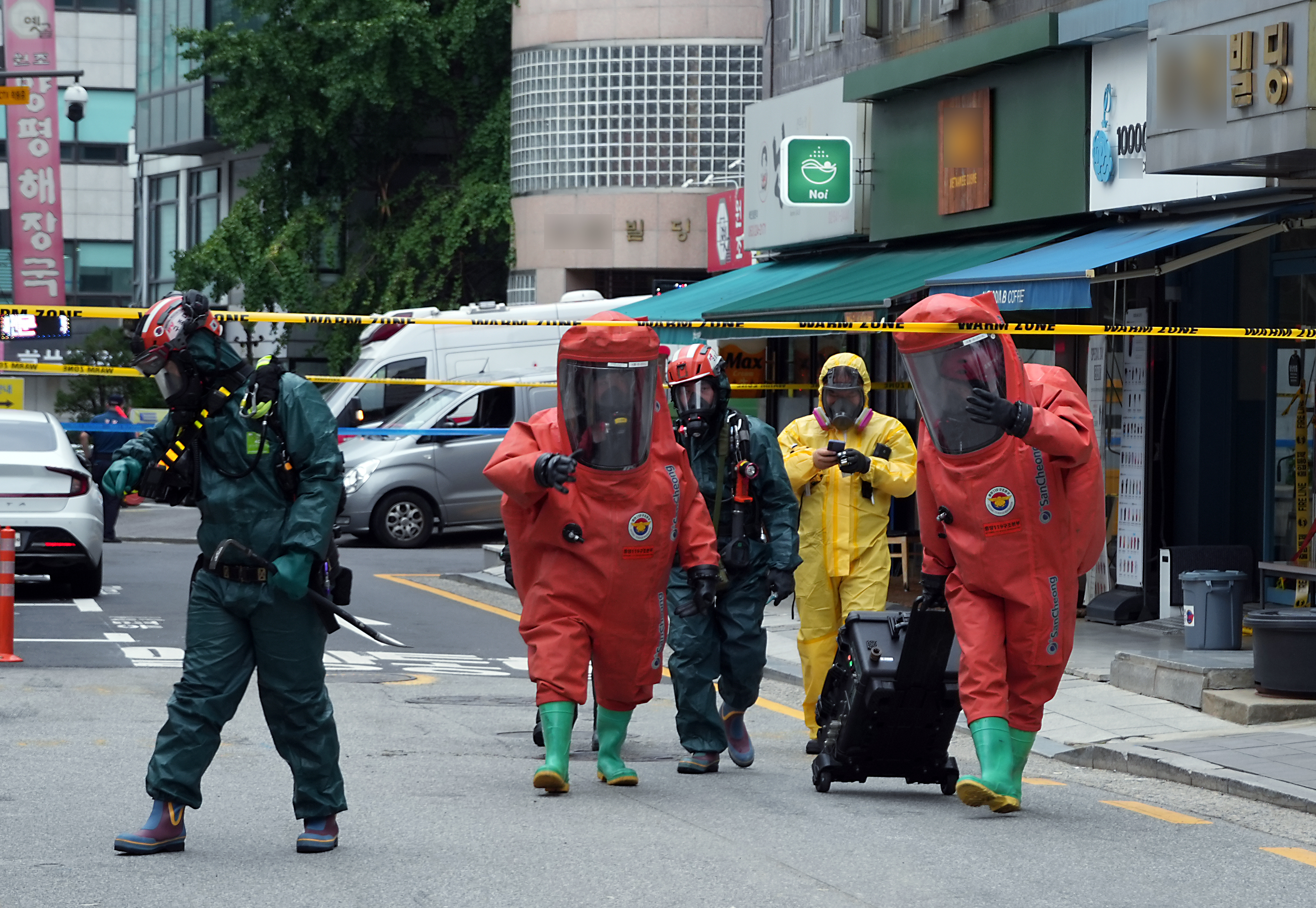 6일 서울 강남구 삼성동의 한 건물에서 화학물질 누출이 의심된다는 신고가 들어왔다. 사진은 이날 현장에서 조사에 나선 소방 화학구조대와 군, 경찰 등의 모습. 2024.7.6 뉴스1