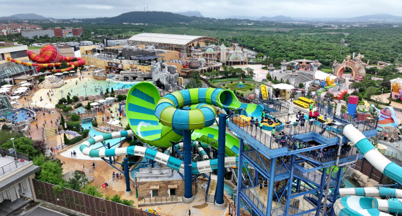 제주도의 낮 최고기온이 34도를 넘어선 6일 오후 제주 서귀포시 안덕면 신화월드 워터파크가 피서객으로 크게 붐비고 있다. 2024.7.6  연합뉴스