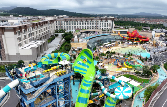 제주도의 낮 최고기온이 34도를 넘어선 6일 오후 제주 서귀포시 안덕면 신화월드 워터파크가 피서객으로 크게 붐비고 있다. 2024.7.6  연합뉴스