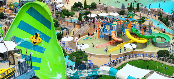 제주도의 낮 최고기온이 34도를 넘어선 6일 오후 제주 서귀포시 안덕면 신화월드 워터파크가 피서객으로 크게 붐비고 있다. 2024.7.6  연합뉴스