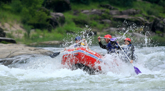 6일 강원 인제군 내린천에서 관광객들이 거센 물결을 헤치며 래프팅을 즐기고 있다. 내린천은 급류 지역이 긴 데다 물의 빠름과 느림이 조화를 이뤄 국내 최고의 래프팅 관광지로 꼽힌다. 2024.7.6  인제군 제공