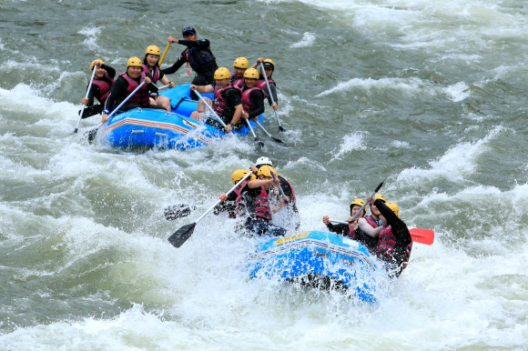 6일 강원 인제군 내린천에서 관광객들이 거센 물결을 헤치며 래프팅을 즐기고 있다. 내린천은 급류 지역이 긴 데다 물의 빠름과 느림이 조화를 이뤄 국내 최고의 래프팅 관광지로 꼽힌다. 2024.7.6  인제군 제공