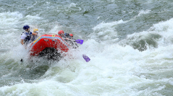 6일 강원 인제군 내린천에서 관광객들이 거센 물결을 헤치며 래프팅을 즐기고 있다. 내린천은 급류 지역이 긴 데다 물의 빠름과 느림이 조화를 이뤄 국내 최고의 래프팅 관광지로 꼽힌다. 2024.7.6  인제군 제공