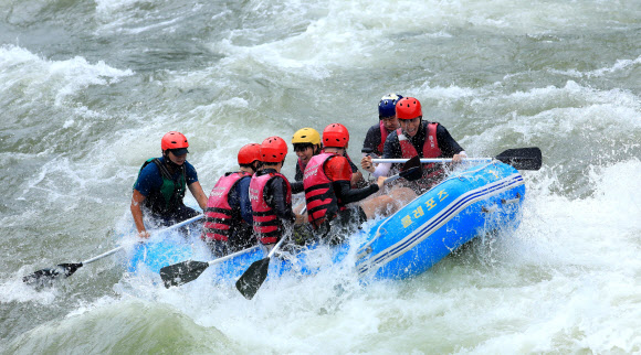 6일 강원 인제군 내린천에서 관광객들이 거센 물결을 헤치며 래프팅을 즐기고 있다. 내린천은 급류 지역이 긴 데다 물의 빠름과 느림이 조화를 이뤄 국내 최고의 래프팅 관광지로 꼽힌다. 2024.7.6  인제군 제공