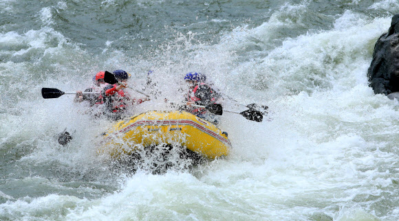 6일 강원 인제군 내린천에서 관광객들이 거센 물결을 헤치며 래프팅을 즐기고 있다. 내린천은 급류 지역이 긴 데다 물의 빠름과 느림이 조화를 이뤄 국내 최고의 래프팅 관광지로 꼽힌다. 2024.7.6  인제군 제공