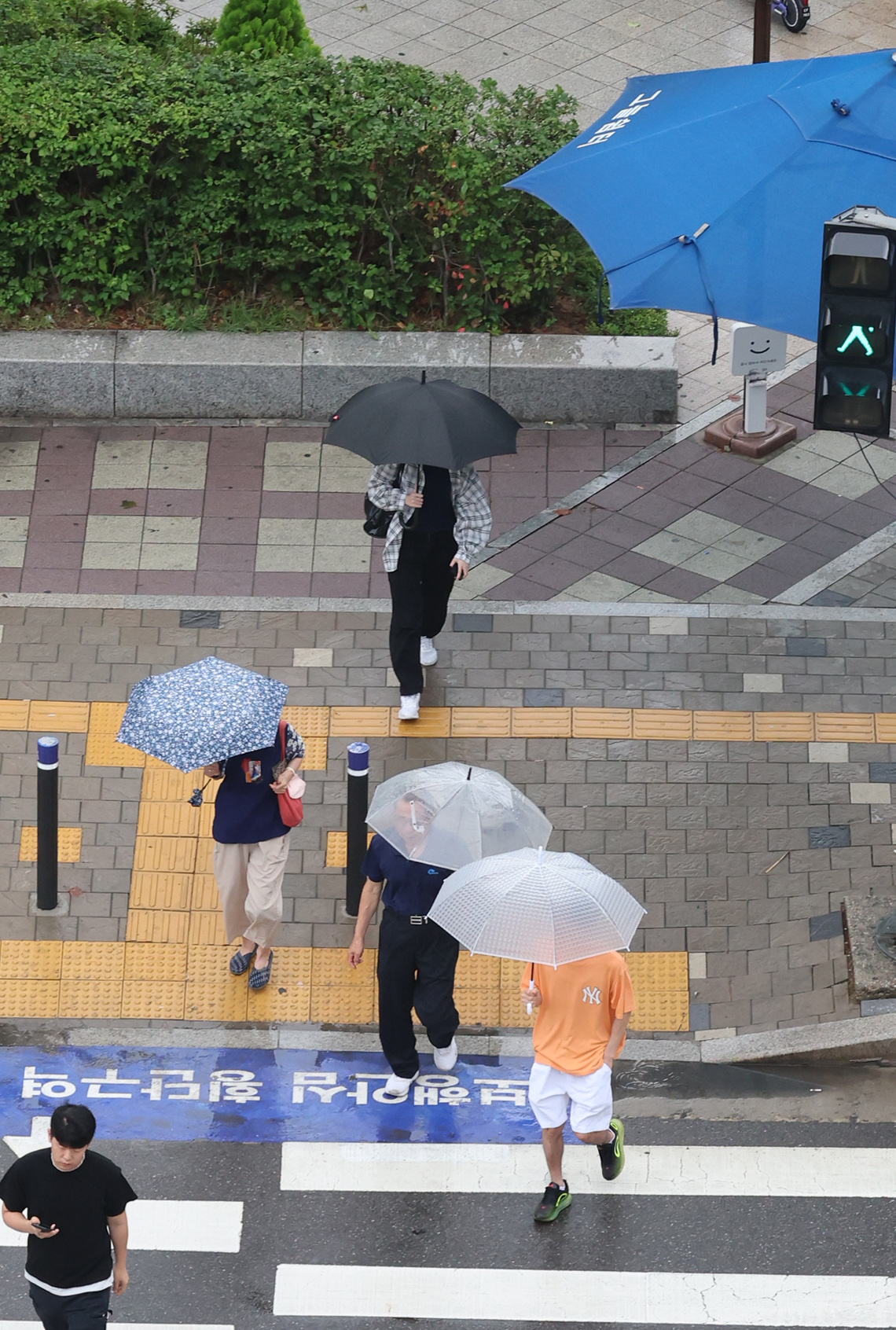 출근길 우산 쓴 시민들