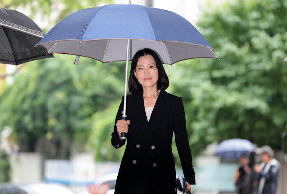 이진숙 방송통신위원장 후보자가 8일 오전 인사청문회 준비 사무실이 마련된 경기 과천시의 한 오피스텔 건물로 첫 출근하고 있다. 2024.7.8 연합뉴스
