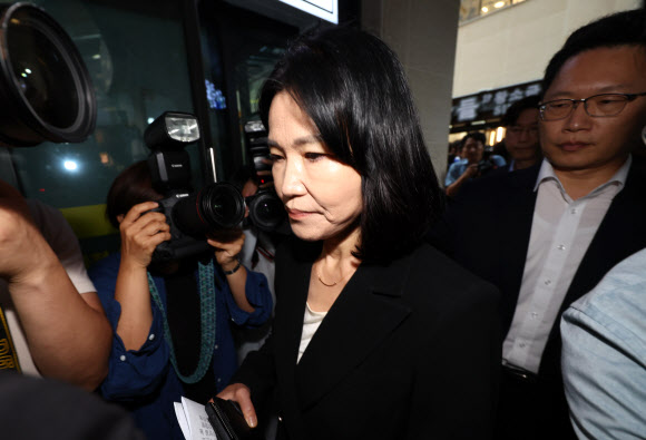 이진숙 방송통신위원장 후보자가 8일 오전 인사청문회 준비 사무실이 마련된 경기도 과천시의 한 오피스텔 건물로 첫 출근하고 있다. 2024.7.8 연합뉴스