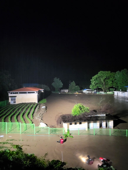 8일 오전 경북 안동시 임동면 대곡리 한 마을이 집중호우로 침수된 가운데 소방 관계자가 침수된 마을을 수색하고 있다. 2024.7.8  경북소방본부 제공