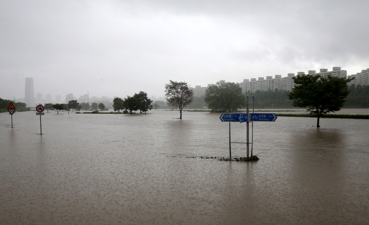 대전을 비롯해 충남지역에 많은 비가 내린 8일 대전 갑천변이 침수돼 있다. 2024.7.8 뉴스1