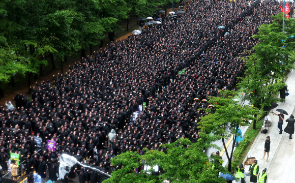 8일 오전 경기도 화성시 삼성전자 화성사업장 앞에서 열린 전국삼성전자노동조합 총파업 결의대회에서 조합원들이 구호를 외치고 있다. 2024.7.8  연합뉴스