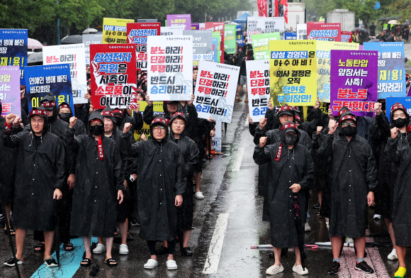 8일 오전 경기도 화성시 삼성전자 화성사업장 앞에서 열린 전국삼성전자노동조합 총파업 결의대회에서 조합원들이 구호를 외치고 있다. 2024.7.8  연합뉴스
