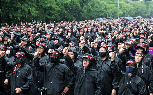 8일 오전 경기도 화성시 삼성전자 화성사업장 앞에서 열린 전국삼성전자노동조합 총파업 결의대회에서 조합원들이 구호를 외치고 있다. 2024.7.8  연합뉴스
