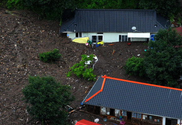8일 오후 경북 영양군 입암면 금학리 한 마을의 집들이 집중호우로 무너져 내린 토사에 파묻혀 있다. 2024.7.8  연합뉴스
