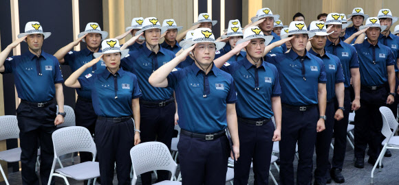 8일 경찰청에서 ‘2024년 파리올림픽·패럴림픽 안전지원단’이 발대식 참석자에게 인사하고 있다. 경찰청은 대회 동안 31명을 프랑스에 파견한다. 프랑스는 지난 2월 각국 정부에 경찰력 파견을 공식 요청했다. 2024.7.8  연합뉴스