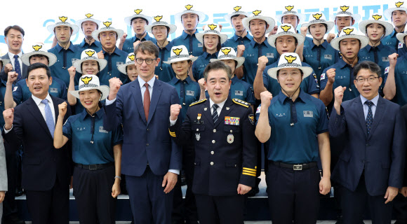 윤희근 경찰청장과 필립 베르투 주한프랑스대사가 8일 경찰청에서 발대식을 마친 ‘2024년 파리올림픽·패럴림픽 안전지원단’ 기념촬영을 하고 있다. 경찰청은 대회 동안 31명을 프랑스에 파견한다. 프랑스는 지난 2월 각국 정부에 경찰력 파견을 공식 요청했다. 2024.7.8  연합뉴스