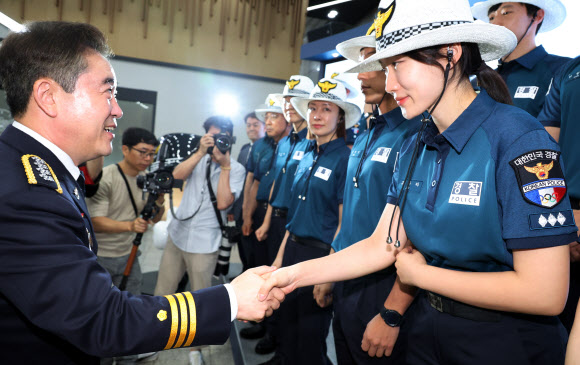 윤희근 경찰청장이 8일 경찰청에서 발대식을 마친 ‘2024년 파리올림픽·패럴림픽 안전지원단’을 격려하고 있다. 경찰청은 대회 동안 31명을 프랑스에 파견한다. 프랑스는 지난 2월 각국 정부에 경찰력 파견을 공식 요청했다. 2024.7.8  연합뉴스