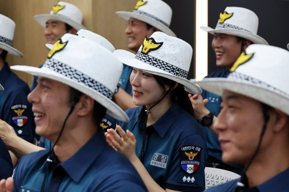 8일 경찰청에서 ‘2024년 파리올림픽·패럴림픽 안전지원단’이 발대식 기념연주를 듣고 있다. 경찰청은 대회 동안 31명을 프랑스에 파견한다. 프랑스는 지난 2월 각국 정부에 경찰력 파견을 공식 요청했다. 2024.7.8  연합뉴스