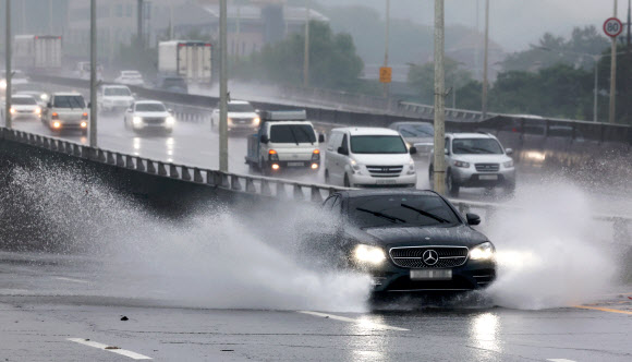 광주지역에 폭우가 내린 8일 오후 서구 무진대로에서 차량이 물보라를 일으키며 달리고 있다. 2024.7.8  연합뉴스