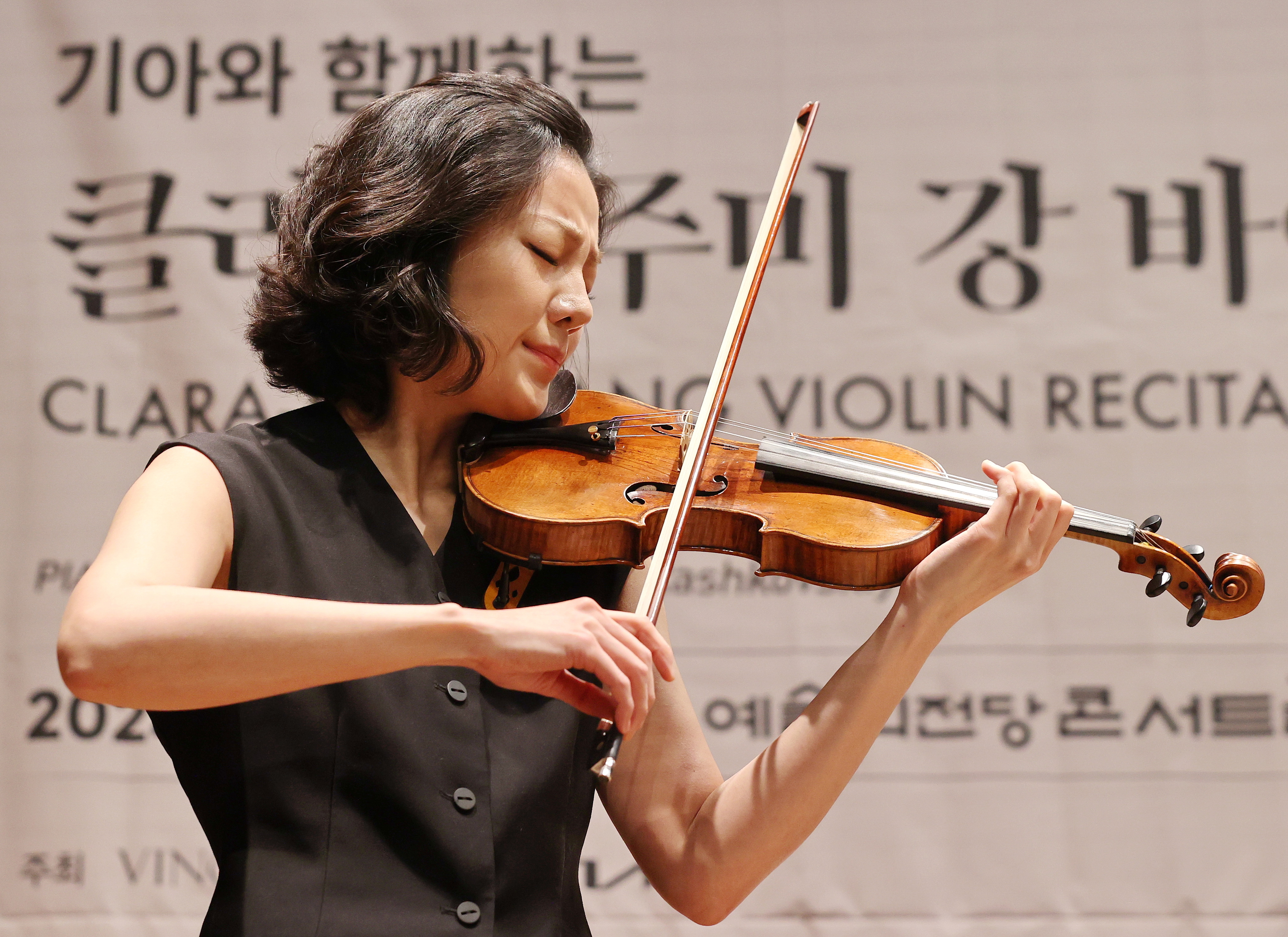 9일 기자 간담회에 앞서 시연하는 클라라 주미 강. 지난해 여름부터 기업 후원으로 1702년산 스트라디바리우스 ‘튜니스’를 연주하고 있다.  연합뉴스