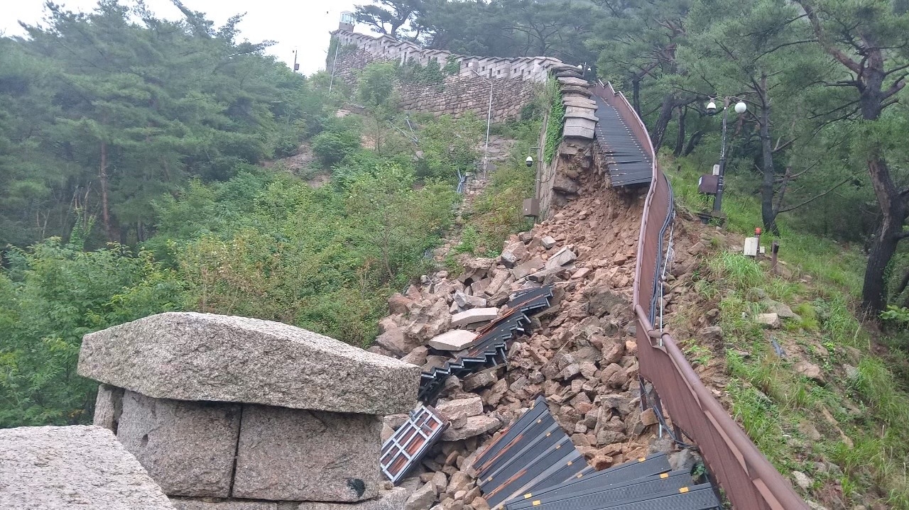 밤새 내린 비에 서울 북악산에 있는 한양도성 성곽 일부가 무너져 9일 등산로 출입이 통제되고 있다. 종로구청 제공