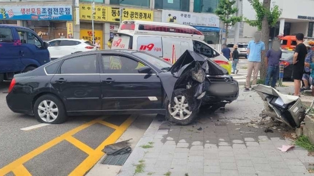 9일 강원 강릉 주문진읍 주문리의 한 회전교차로에서 차량이 주택으로 돌진하는 사고가 났다. 연합뉴스