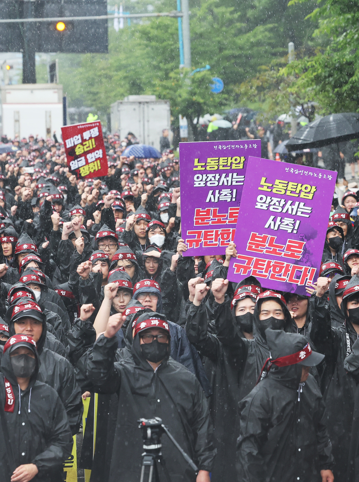 총파업 구호 외치는 삼성전자 노조원들