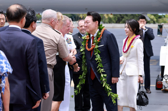 윤석열 대통령과 김건희 여사가 8일(현지시간) 북대서양조약기구(NATO·나토) 75주년 정상회의 참석에 앞서 미국 하와이 히캄 공군기지에 도착, 환영 나온 새뮤얼 퍼파로 미국 인도·태평양 사령관, 필립 골드버그 주한 미 대사 등 인사들과 악수하고 있다.  2024.7.9  연합뉴스