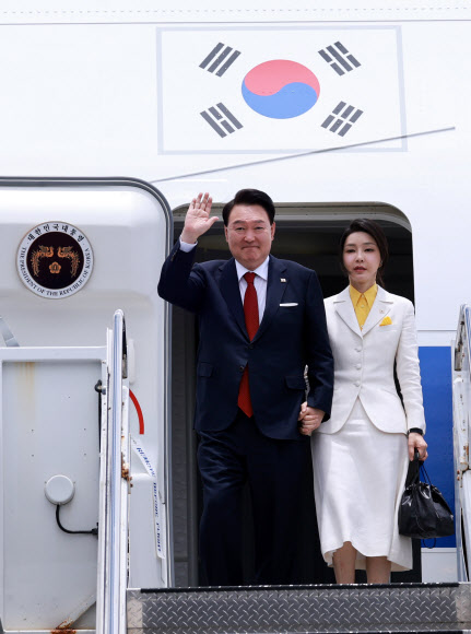 윤석열 대통령과 김건희 여사가 8일(현지시간) 북대서양조약기구(NATO·나토) 75주년 정상회의 참석에 앞서 미국 하와이 히캄 공군기지에 도착해 전용기인 공군 1호기에서 내리며 인사하고 있다. 2024.7.9  연합뉴스
