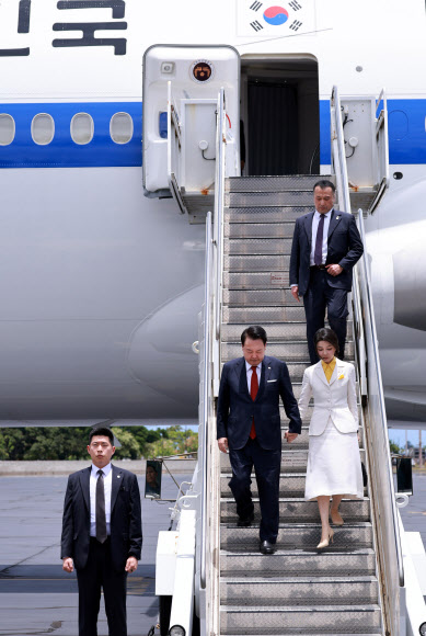 윤석열 대통령과 김건희 여사가 8일(현지시간) 북대서양조약기구(NATO·나토) 75주년 정상회의 참석에 앞서 미국 하와이 히캄 공군기지에 도착해 전용기인 공군 1호기에서 내리고 있다. 2024.7.9  연합뉴스