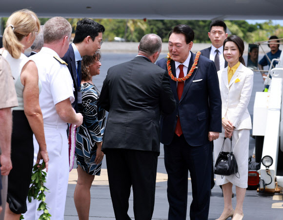 윤석열 대통령과 김건희 여사가 8일(현지시간) 북대서양조약기구(NATO·나토) 75주년 정상회의 참석에 앞서 미국 하와이 히캄 공군기지에 도착, 환영 나온 조시 그린 하와이 주지사 내외 등과 인사하고 있다.  2024.7.9  연합뉴스