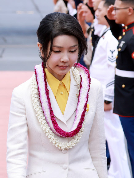 윤석열 대통령과 함께 하와이를 방문한 김건희 여사가 8일(현지시간) 미국 하와이 히캄 공군기지에 도착해 공군 1호기에서 내린 뒤 공항을 나오며 차량에 탑승하기 이동하고 있다. 2024.7.9  연합뉴스