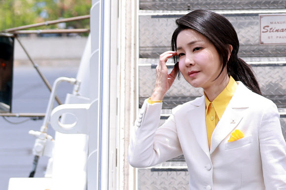 윤석열 대통령과 함께 하와이를 방문한 김건희 여사가 8일(현지시간) 미국 하와이 히캄 공군기지에 도착해 공군 1호기에서 내린 뒤 하와이 주지사 부부 등 영접 인사를 만나기 위해 이동하고 있다. 2024.7.9  연합뉴스