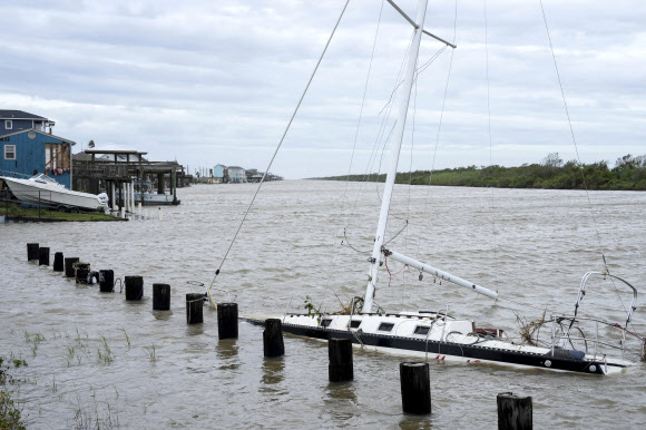 8일(현지시간) 허리케인 베릴이 휩쓸고 간 미국 텍사스주 마타고르드에서 돛단배가 침수돼 있다. AP 연합뉴스