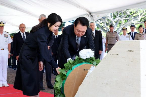 윤석열 대통령과 김건희 여사가 8일(현지시간) 미국 하와이 태평양국립묘지(펀치볼)를 찾아 헌화하고 있다. 2024.7.9  연합뉴스