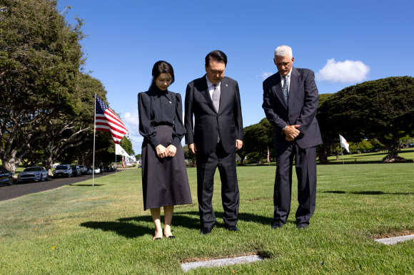 윤석열 대통령과 김건희 여사가 8일(현지시간) 미국 하와이 태평양국립묘지(펀치볼)를 방문, 6·25전쟁에서 뛰어난 공적으로 미국 군인이 받을 수 있는 최고의 무공훈장인 명예 훈장을 받은 참전용사 고(故) 벤자민 윌슨(1921∼1988)의 묘를 참배하고 있다.  2024.7.9  공동취재
