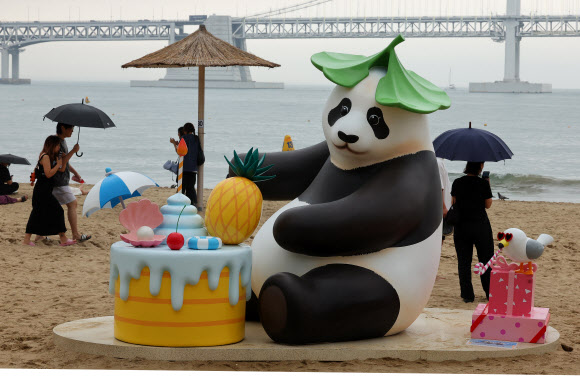 피서객 반기는 바오패밀리